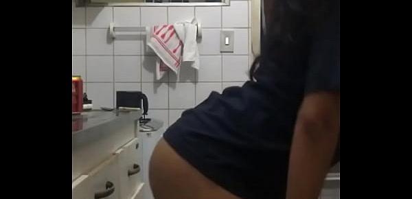 Novinha se exibindo sem calcinha